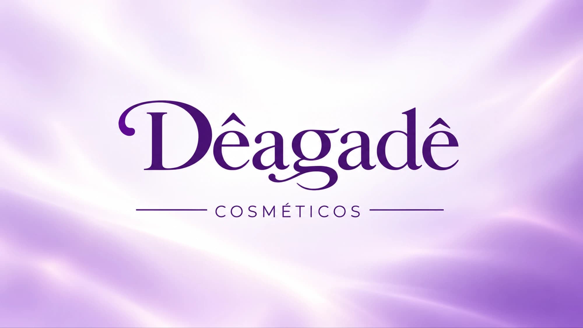 Logotipo Dêagadê Cosméticos em roxo sobre um fundo lilás com ondas de luz