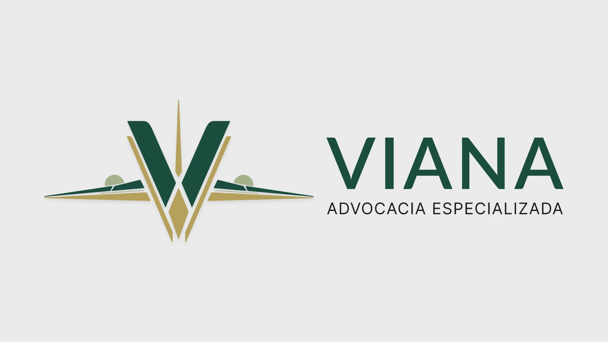 Marca Viana Advocacia Especializada na versão horizontal, com o símbolo de V e asas de avião, sobre fundo cinza-claro